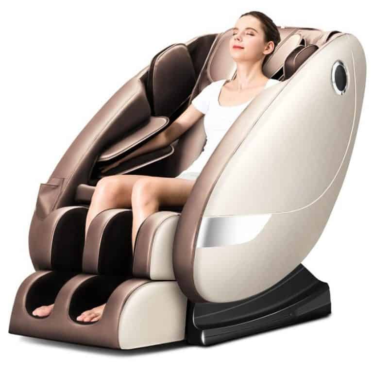 mujer recostada en sillon de masaje