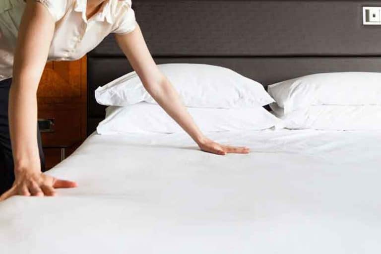 mujer preparando cama