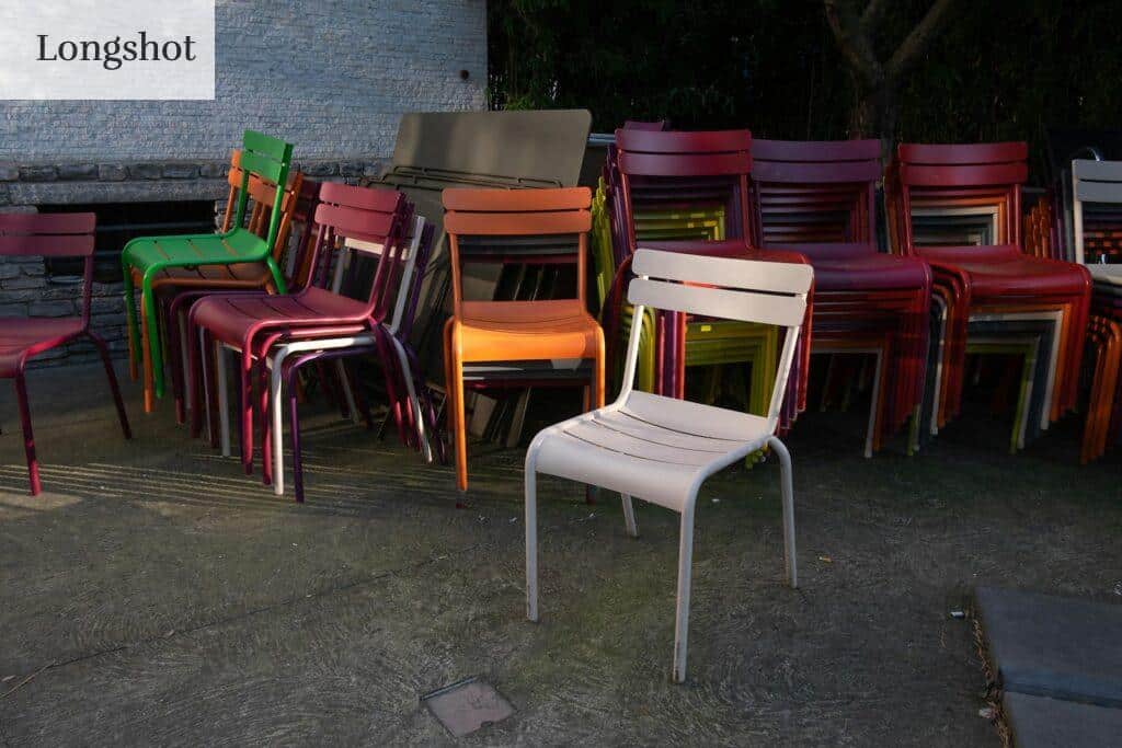 a bunch of chairs sitting next to each other