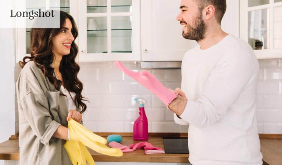 pareja limpiando