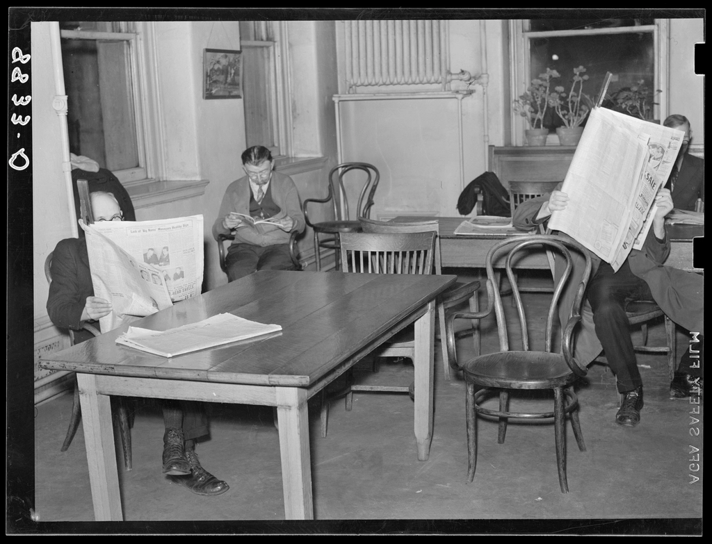 Sala de lectura de prensa en una biblioteca pública